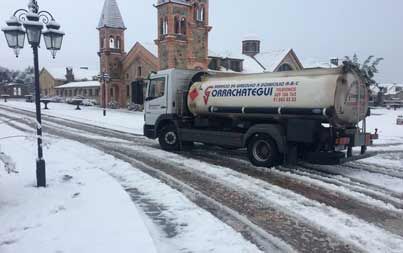 Gorrachategui camión cisterna sobre nieve